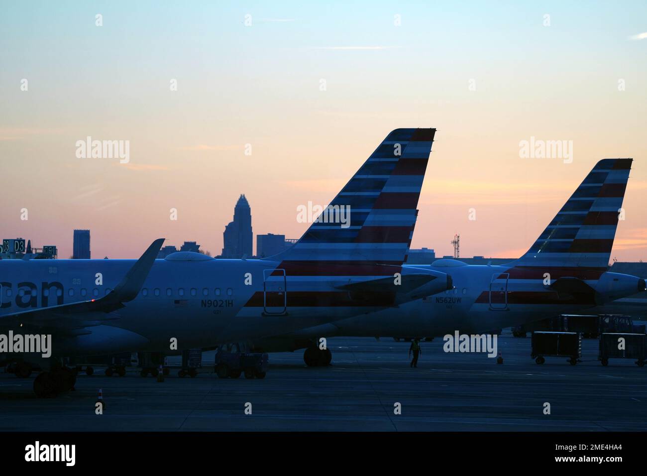 Un Airbus A319-115 dell'American Airlines con numero di registrazione N9021H presso l'aeroporto internazionale Douglas di Charlotte, sabato 21 gennaio 2023, a Charlotte, N.C. Foto Stock