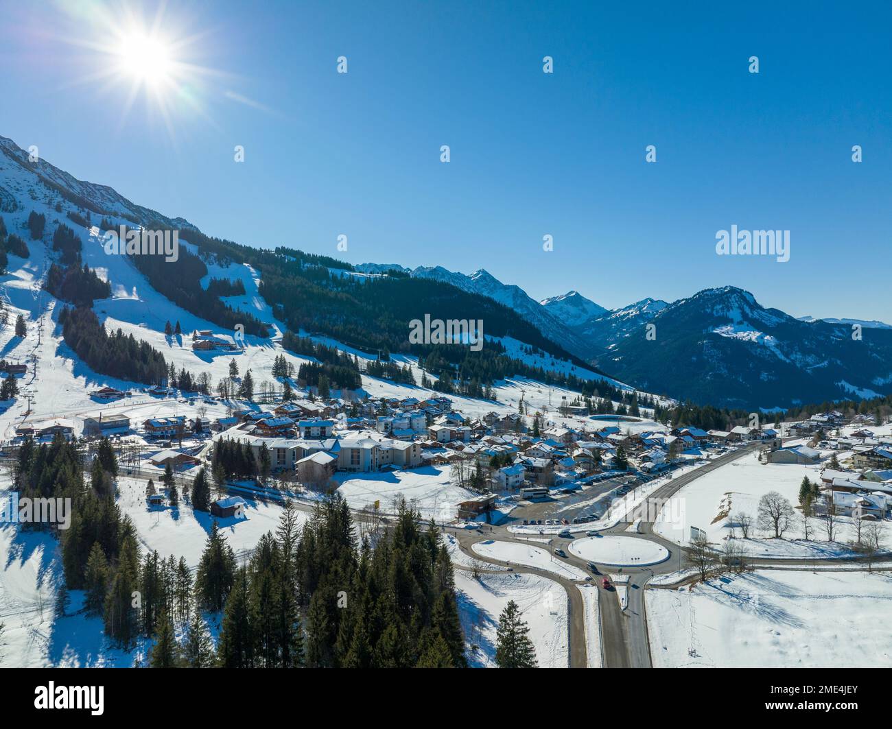 Germania, Baviera, Oberjoch, sole che splende sul villaggio innevato delle Alpi di Allgau Foto Stock