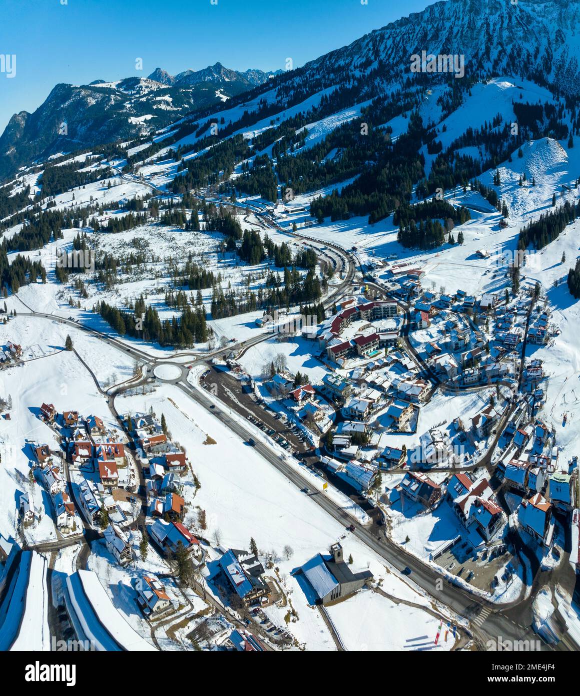 Germania, Baviera, Oberjoch, villaggio innevato nelle Alpi di Allgau Foto Stock