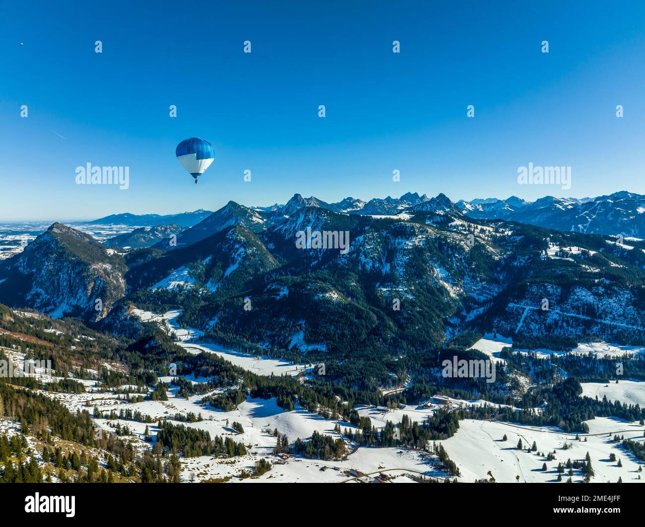 Germania, Baviera, Oberjoch, mongolfiera che sorvola le Alpi di Allgau Foto Stock