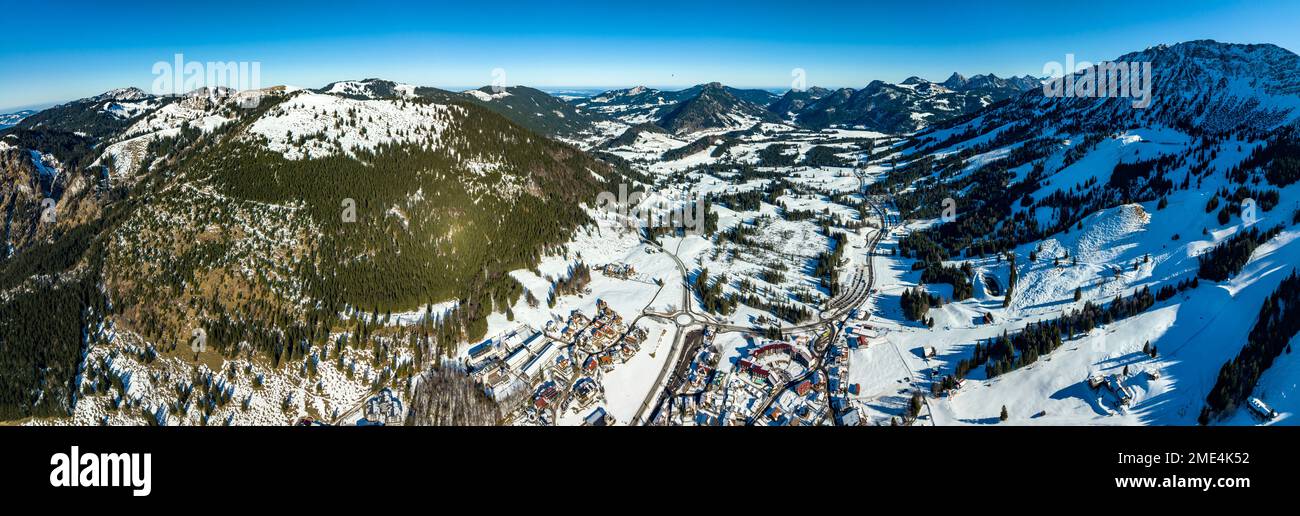 Germania, Baviera, Oberjoch, panorama aereo del villaggio coperto di neve nelle Alpi di Allgau Foto Stock