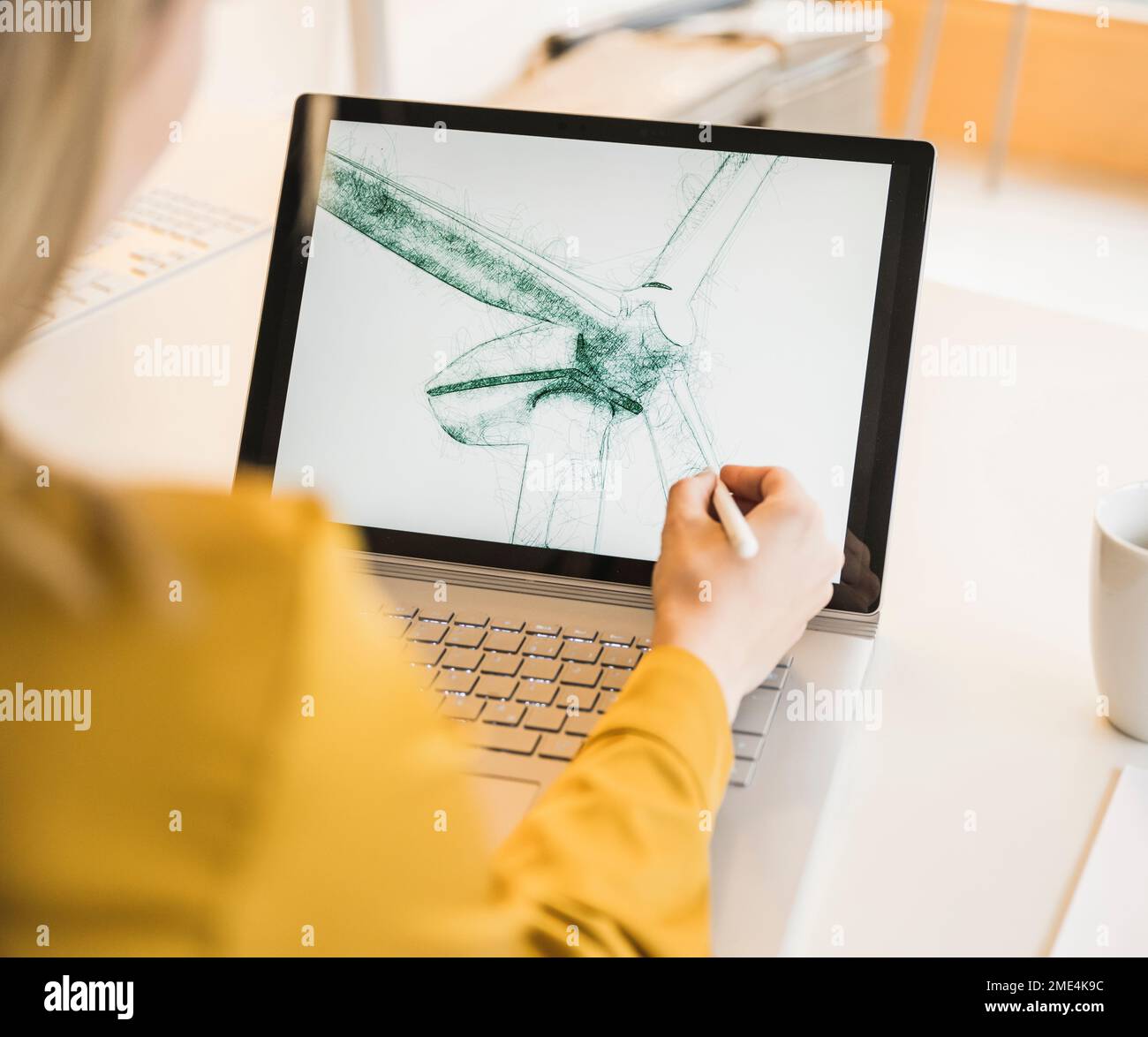 Giovane donna d'affari che disegnava un laptop con penna digitalizzata Foto Stock