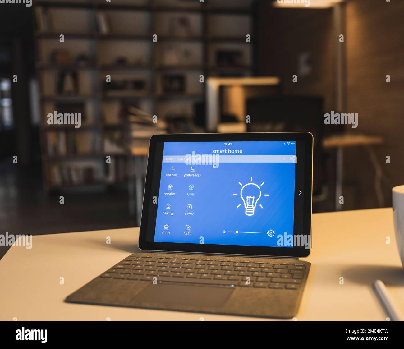 Computer tablet con dashboard per la casa intelligente sullo schermo Foto Stock