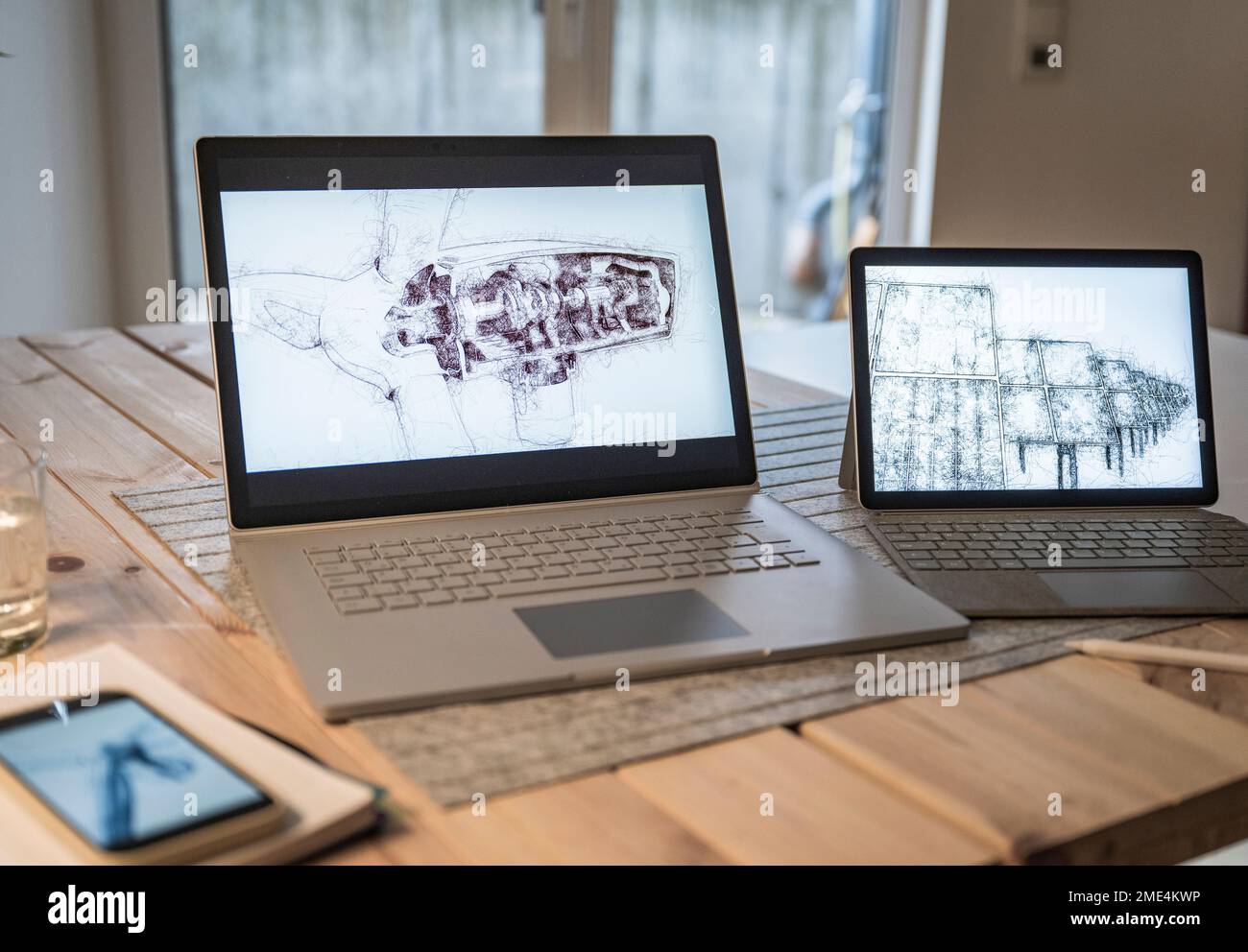 Notebook con design di risorse sostenibili sullo schermo in ufficio Foto Stock