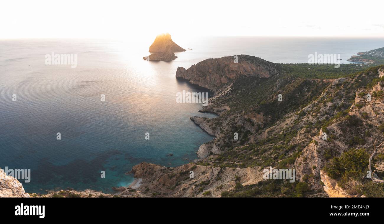 Spagna, Isole Baleari, scogliere dell'isola di Ibiza al tramonto con es Vedra sullo sfondo Foto Stock