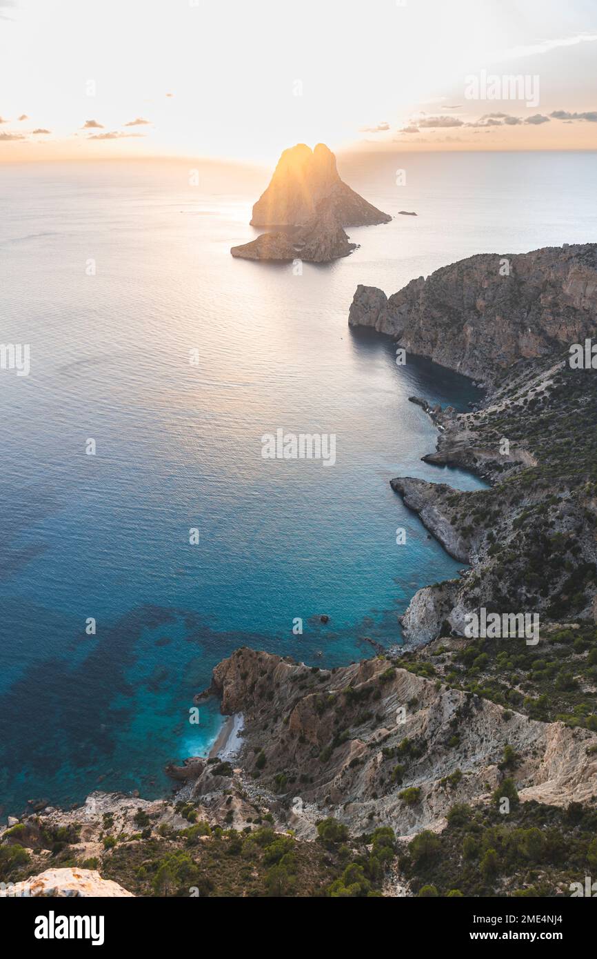 Spagna, Isole Baleari, scogliere dell'isola di Ibiza al tramonto con es Vedra sullo sfondo Foto Stock