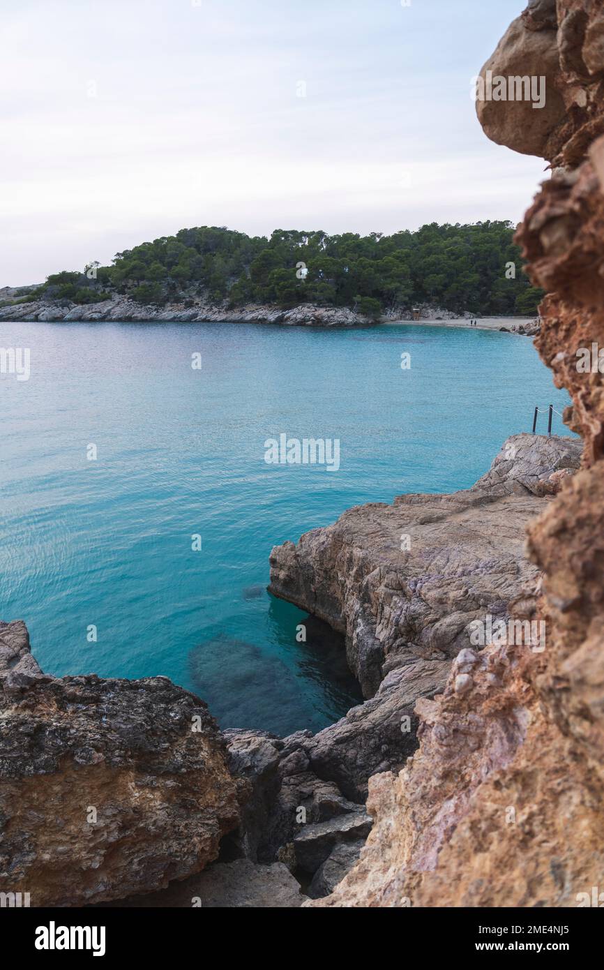 Spagna, Isole Baleari, riva rocciosa di Cala Saladeta Foto Stock