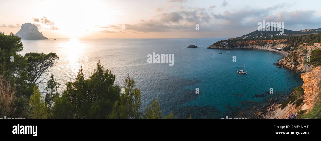 Spagna, Isole Baleari, costa dell'isola di Ibiza al tramonto Foto Stock