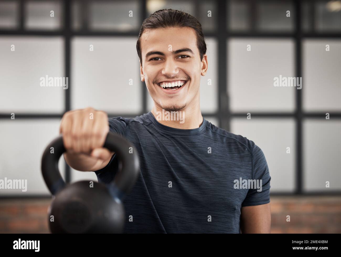 Palestra, fitness e mani con kettlebell per allenare braccia forti, muscoli bicep potenti o esercizi di forza del corpo per l'equilibrio. Sport, atleta o. Foto Stock