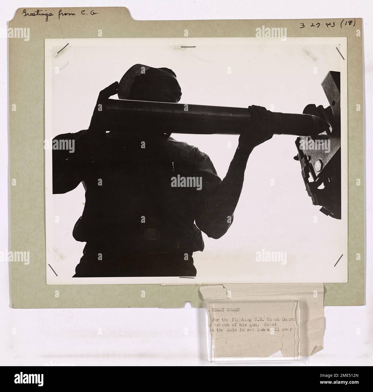 Un guardiano della costa carica uno dei cannoni della nave, preparandosi per una missione. Questa immagine mette in evidenza la disponibilità e la dedizione del personale della Guardia Costiera durante le operazioni marittime, garantendo la protezione degli interessi statunitensi in mare. Foto Stock