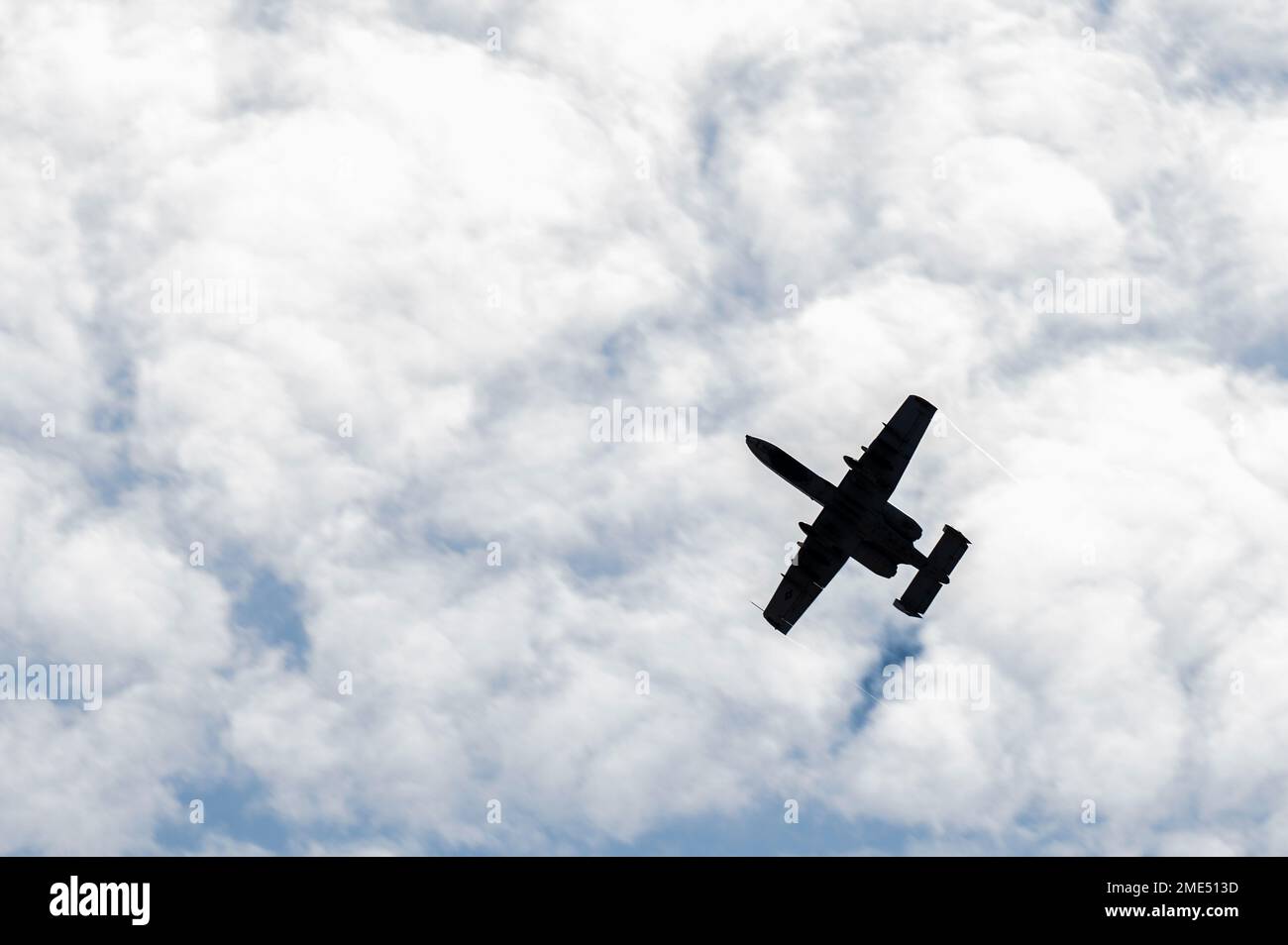 NEGLI STATI UNITI Air Force A-10 Thunderbolt II assegnata alla 355th Wing vola sulla base dell'aeronautica di Davis-Monthan, Arizona, 27 luglio 2022. Il gruppo di lavoro del 355th continua a guidare i concetti di Agile Combat Employment e Dynamic Force Employment sviluppando un'imprevedibilità operativa utilizzando Airmen multi-capaci pronti per la lotta di alto livello. Foto Stock