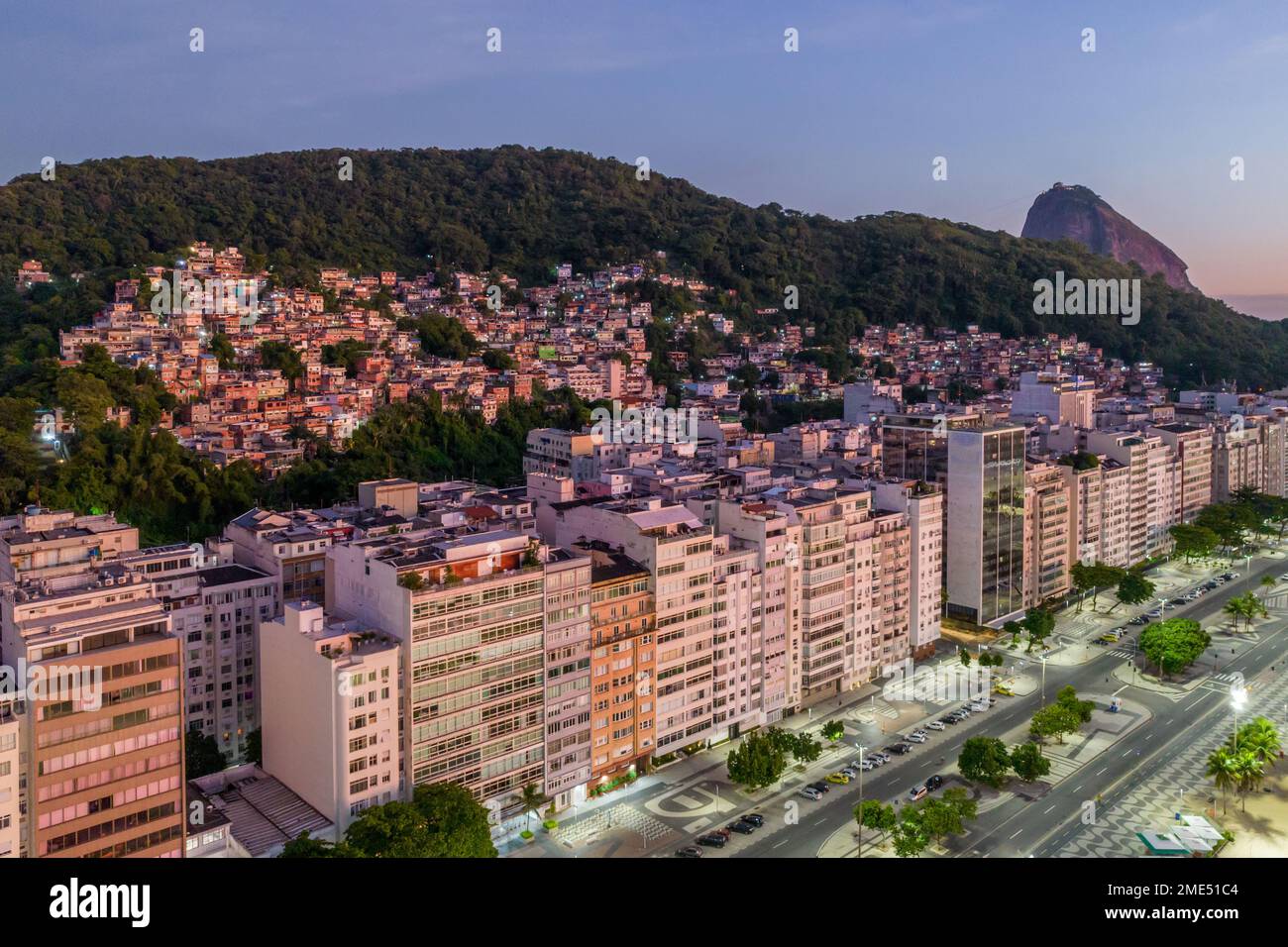 Vista aerea del quartiere di Leme a Copacabana con Babilonia favela sullo sfondo con la montagna Sugarloaf sulla destra all'alba, Rio Foto Stock