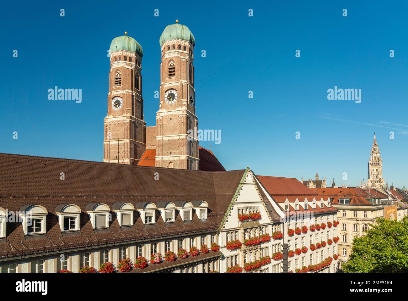 Germania, Monaco, edificio storico lungo Kaufingerstrasse con i campanili di Frauenkirche sullo sfondo Foto Stock