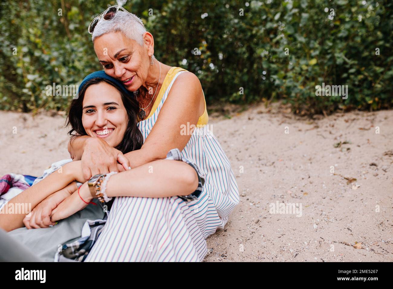 Donna anziana che trascorre il tempo libero con un amico nel parco Foto Stock