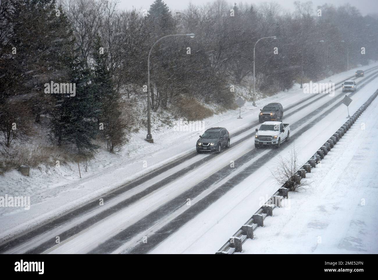 Strada arteriosa con scarsa visibilità in un blizzard Foto Stock