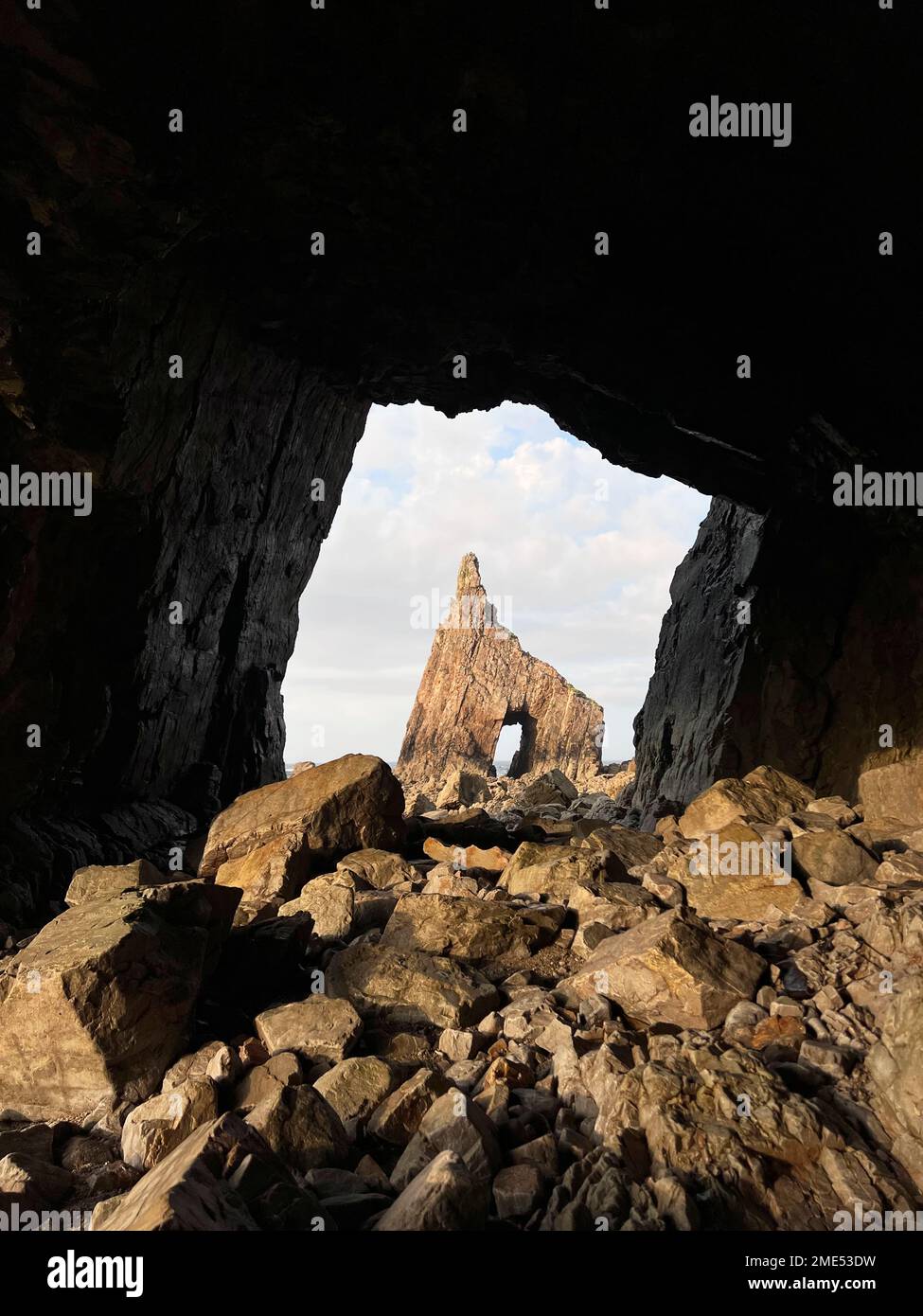 Formazione rocciosa vista attraverso arco naturale Foto Stock