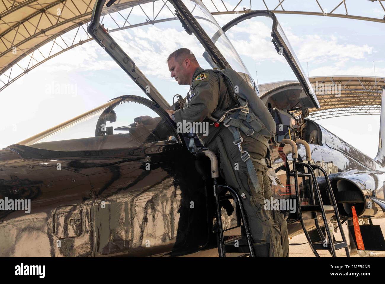 Col James Gaiser, segnale di chiamata Ghost, prepara il suo T-38 Talon per un volo al fine di eseguire un flyover. Gli Stati Uniti Air Force effettua quasi 1.000 voli all'anno, che servono come un modo per mostrare le capacità del suo aereo, ispirando al contempo il patriottismo e le future generazioni di appassionati dell'aviazione. Foto Stock