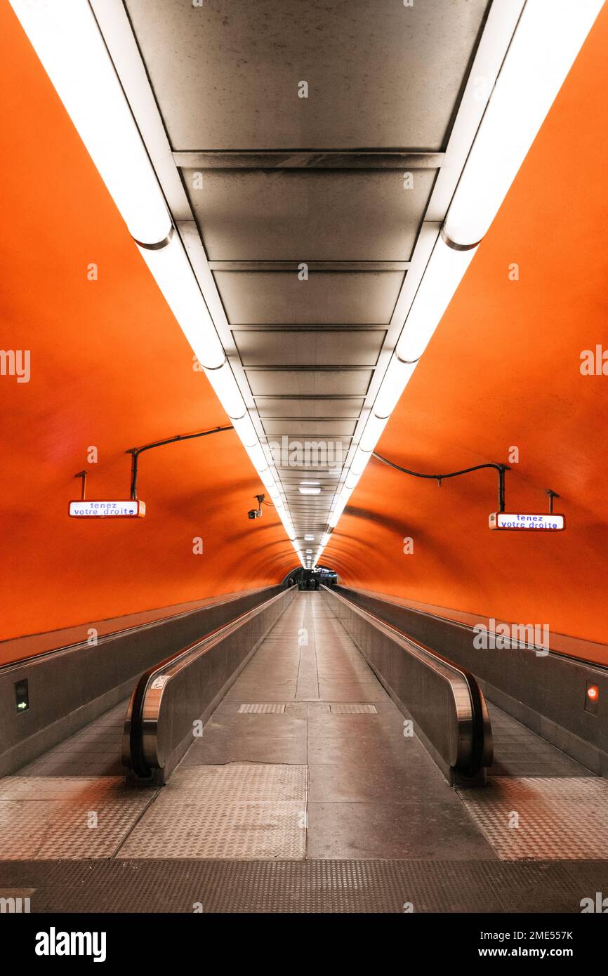 Francia, Ile-de-France, Parigi, scala mobile vuota della stazione di Auber Foto Stock