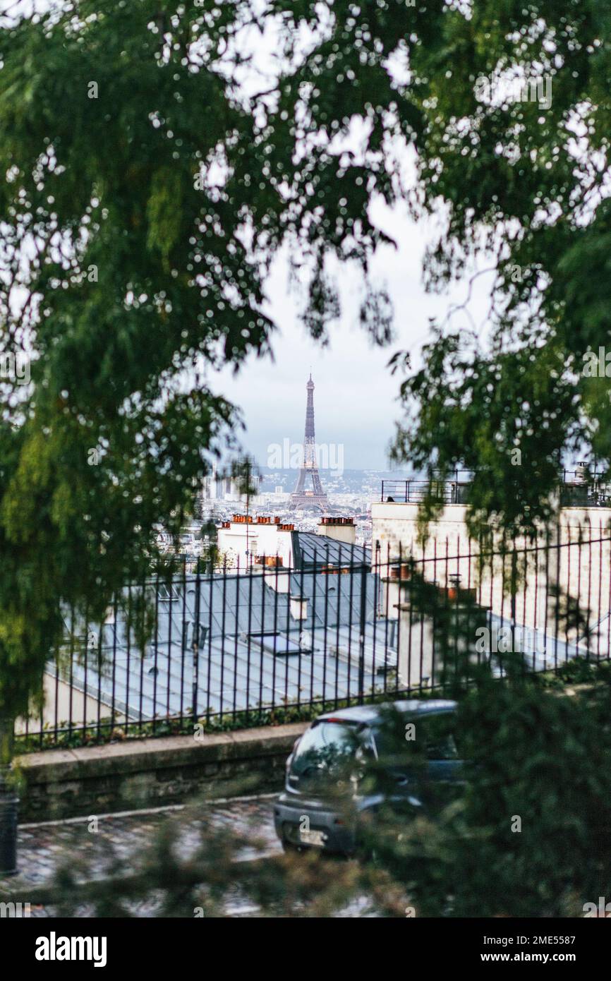 Francia, Ile-de-France, Parigi, Fence nel quartiere di Montmartre con la Torre Eiffel sullo sfondo Foto Stock