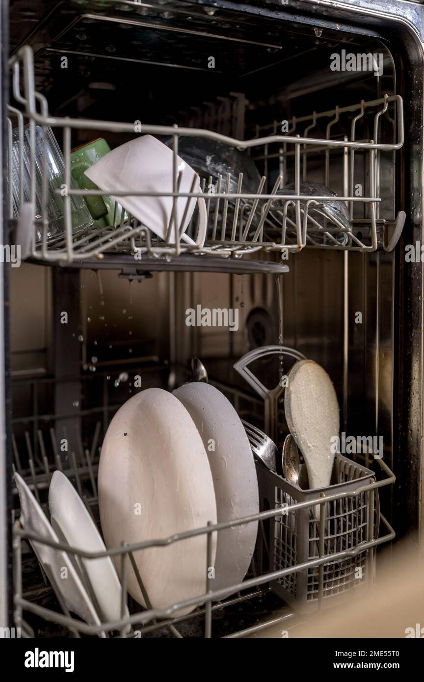 Utensili da cucina in lavastoviglie a casa Foto Stock