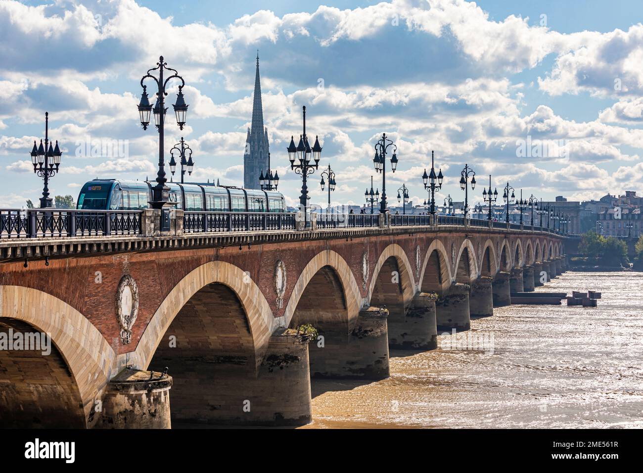 Francia, Nouvelle-Aquitaine, Bordeaux, Pont de Pierre che si estende sul fiume Garonna Foto Stock