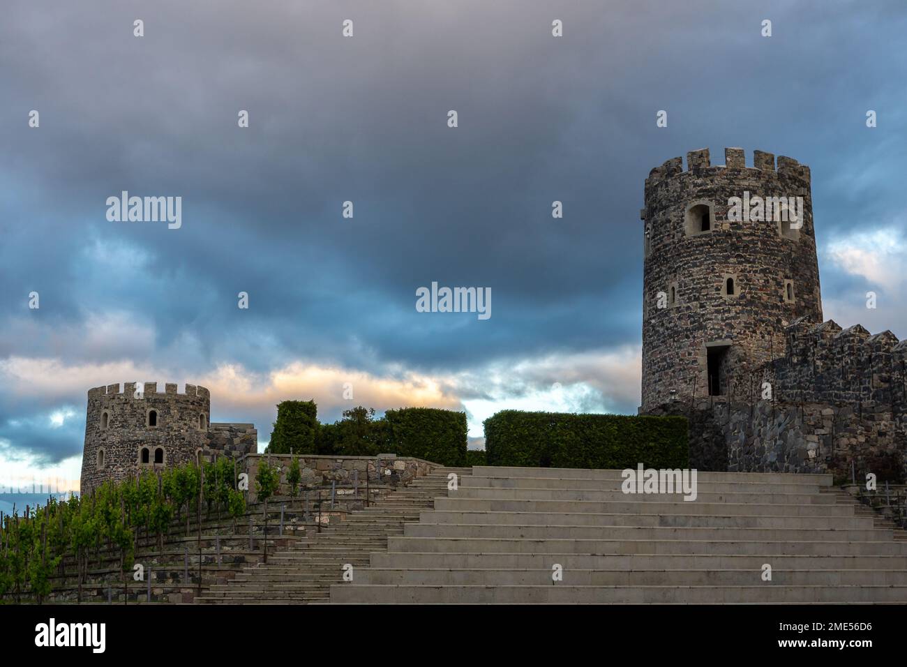 Torri di guardia del Castello di Akhaltsikhe (Rabati), fortezza medievale di Akhaltsikhe, Georgia durante il tramonto con cielo nuvoloso colorato sullo sfondo. Foto Stock