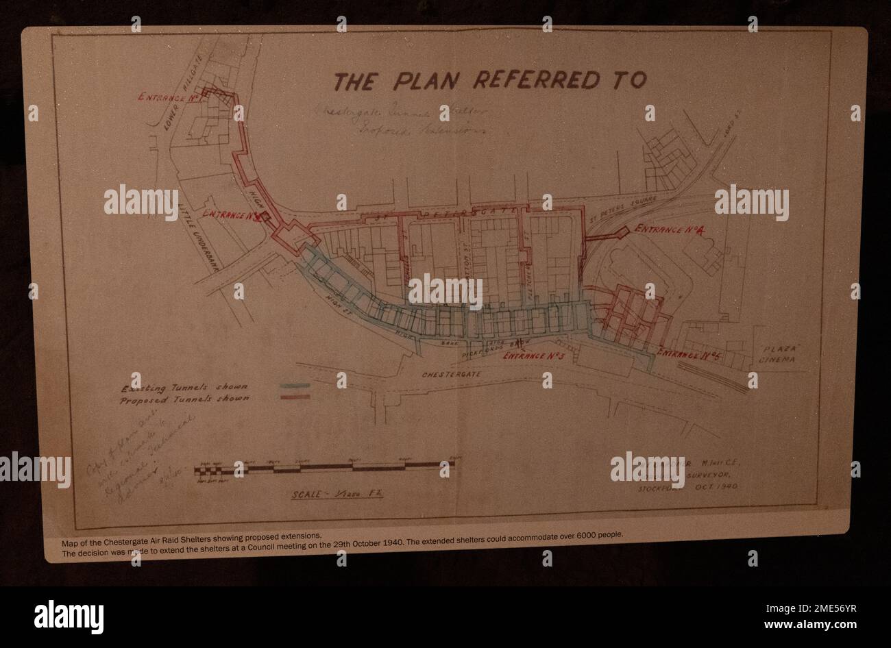 Stockport World War 2 Air raid shelter. Inaugurato nel 1939, i rifugi erano i più grandi rifugi civili per RAID aerei del paese. Sono state originariamente progettate per fornire un riparo per un massimo di 3.850 persone. A causa della domanda furono estesi per ospitare fino a 6.500 durante la seconda guerra mondiale. Questo labirinto di tunnel, lungo quasi un miglio, furono scolpiti dalla pietra arenaria rossa. Stockport centro città articolo di viaggio. Stockport era una volta sede dell'industria di fabbricazione del cappello di UKS ed ha un museo dedicato a hats.Picture accreditamento garyroberts/worldwidefeatures.com Foto Stock