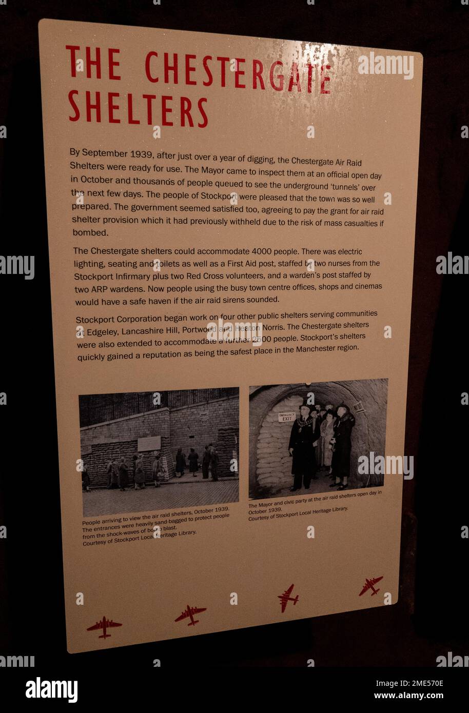 Stockport World War 2 Air raid shelter. Inaugurato nel 1939, i rifugi erano i più grandi rifugi civili per RAID aerei del paese. Sono state originariamente progettate per fornire un riparo per un massimo di 3.850 persone. A causa della domanda furono estesi per ospitare fino a 6.500 durante la seconda guerra mondiale. Questo labirinto di tunnel, lungo quasi un miglio, furono scolpiti dalla pietra arenaria rossa. Stockport centro città articolo di viaggio. Stockport era una volta sede dell'industria di fabbricazione del cappello di UKS ed ha un museo dedicato a hats.Picture accreditamento garyroberts/worldwidefeatures.com Foto Stock