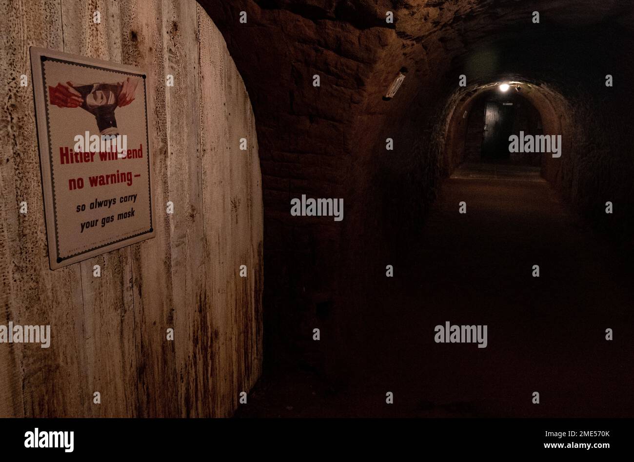 Stockport World War 2 Air raid shelter. Inaugurato nel 1939, i rifugi erano i più grandi rifugi civili per RAID aerei del paese. Sono state originariamente progettate per fornire un riparo per un massimo di 3.850 persone. A causa della domanda furono estesi per ospitare fino a 6.500 durante la seconda guerra mondiale. Questo labirinto di tunnel, lungo quasi un miglio, furono scolpiti dalla pietra arenaria rossa. Stockport centro città articolo di viaggio. Stockport era una volta sede dell'industria di fabbricazione del cappello di UKS ed ha un museo dedicato a hats.Picture accreditamento garyroberts/worldwidefeatures.com Foto Stock