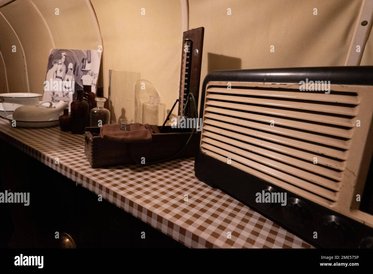 Stockport World War 2 Air raid shelter. Inaugurato nel 1939, i rifugi erano i più grandi rifugi civili per RAID aerei del paese. Sono state originariamente progettate per fornire un riparo per un massimo di 3.850 persone. A causa della domanda furono estesi per ospitare fino a 6.500 durante la seconda guerra mondiale. Questo labirinto di tunnel, lungo quasi un miglio, furono scolpiti dalla pietra arenaria rossa. Stockport centro città articolo di viaggio. Stockport era una volta sede dell'industria di fabbricazione del cappello di UKS ed ha un museo dedicato a hats.Picture accreditamento garyroberts/worldwidefeatures.com Foto Stock