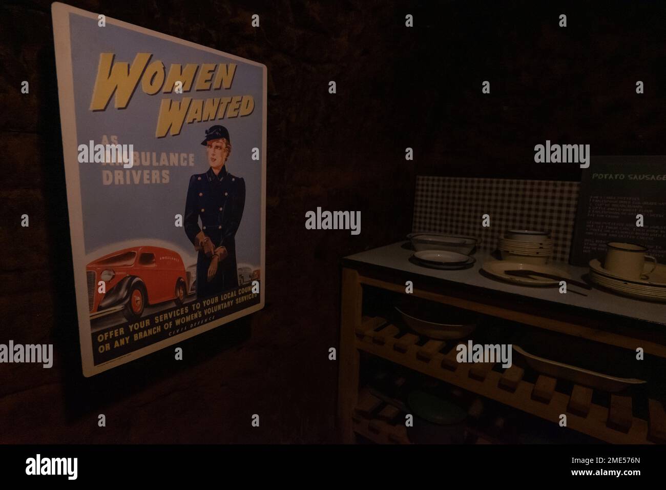 Stockport World War 2 Air raid shelter. Inaugurato nel 1939, i rifugi erano i più grandi rifugi civili per RAID aerei del paese. Sono state originariamente progettate per fornire un riparo per un massimo di 3.850 persone. A causa della domanda furono estesi per ospitare fino a 6.500 durante la seconda guerra mondiale. Questo labirinto di tunnel, lungo quasi un miglio, furono scolpiti dalla pietra arenaria rossa. Stockport centro città articolo di viaggio. Stockport era una volta sede dell'industria di fabbricazione del cappello di UKS ed ha un museo dedicato a hats.Picture accreditamento garyroberts/worldwidefeatures.com Foto Stock