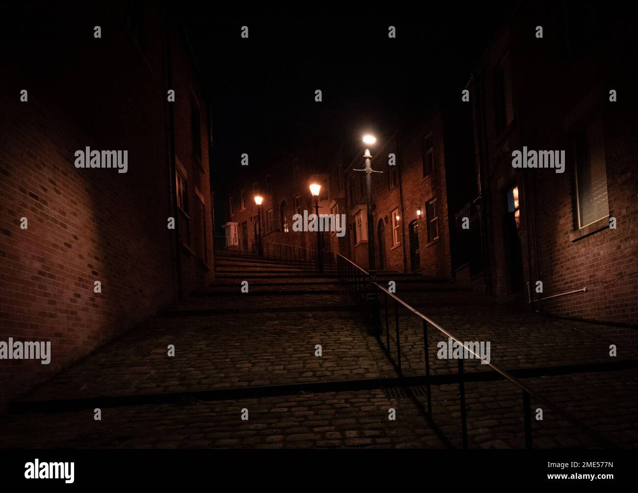 Stockport World War 2 Air raid shelter. Inaugurato nel 1939, i rifugi erano i più grandi rifugi civili per RAID aerei del paese. Sono state originariamente progettate per fornire un riparo per un massimo di 3.850 persone. A causa della domanda furono estesi per ospitare fino a 6.500 durante la seconda guerra mondiale. Questo labirinto di tunnel, lungo quasi un miglio, furono scolpiti dalla pietra arenaria rossa. Stockport centro città articolo di viaggio. Stockport era una volta sede dell'industria di fabbricazione del cappello di UKS ed ha un museo dedicato a hats.Picture accreditamento garyroberts/worldwidefeatures.com Foto Stock