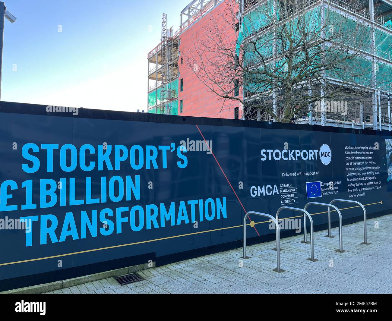 Bill board che delinea la trasformazione di Stockport per 1billion sterline. Stockport centro città articolo di viaggio. Stockport era una volta sede dell'industria di fabbricazione del cappello di UKS ed ha un museo dedicato a hats.Picture accreditamento garyroberts/worldwidefeatures.com Foto Stock