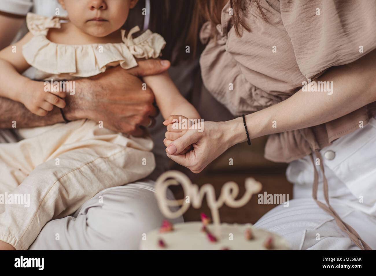 Madre che tiene mano di figlia a casa Foto Stock