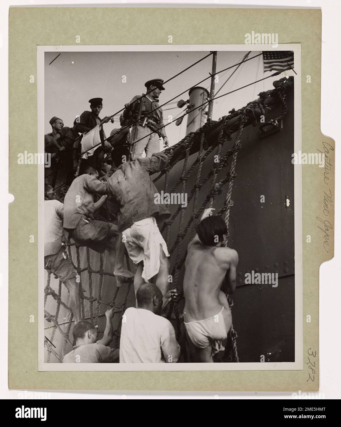 Le guardie costiere catturano nove prigionieri giapponesi a Kwajalein durante l'invasione delle Isole Marshall. I prigionieri vengono portati a bordo di una nave da trasporto con equipaggio della Guardia Costiera per essere internati dopo la loro cattura. Foto Stock