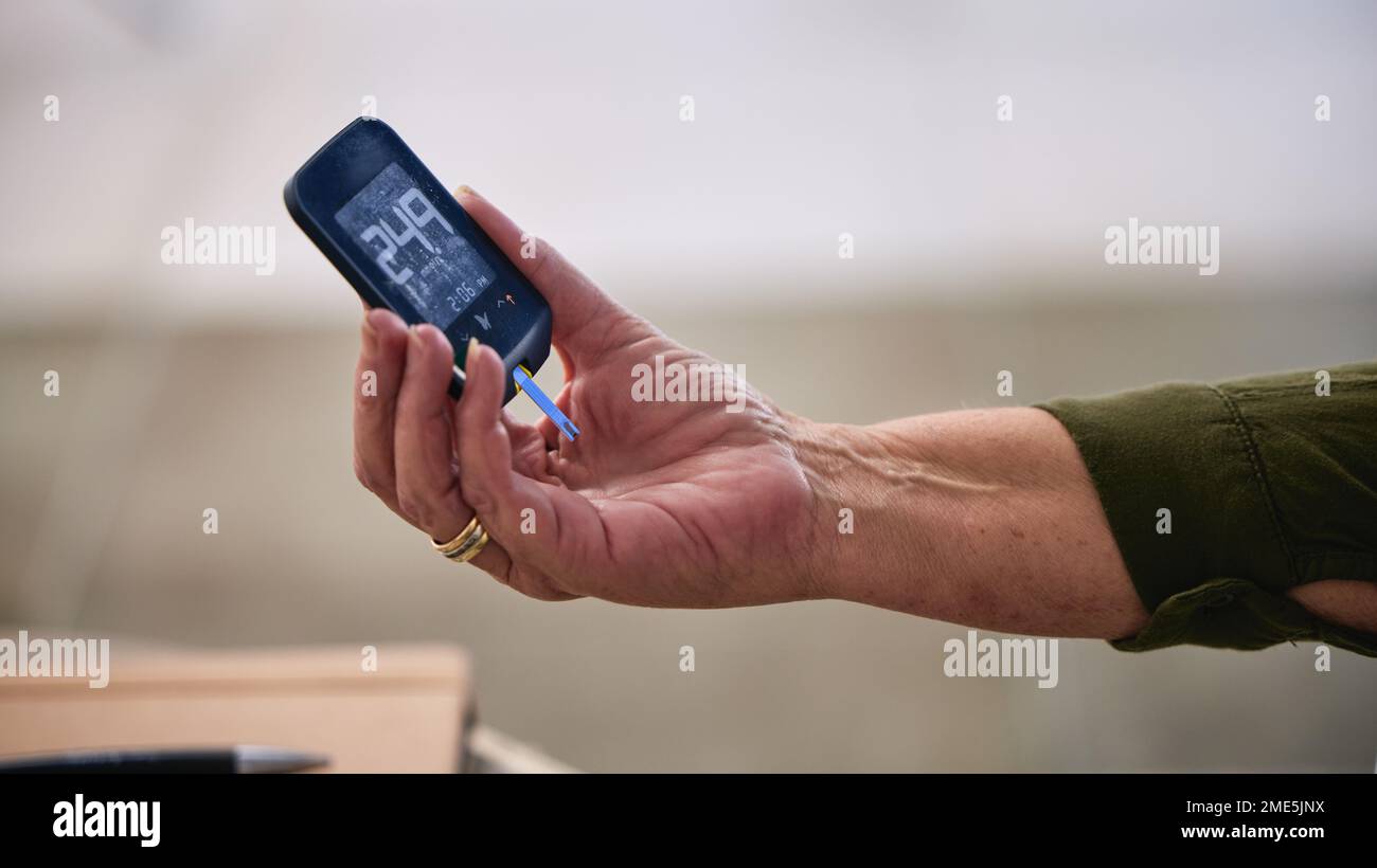Glucometro, il diabete e le mani delle donne per il test dello zucchero nel sangue, la salute degli anziani e l'assistenza sanitaria medica. Diabetico benessere, anziani mano e moderno Foto Stock
