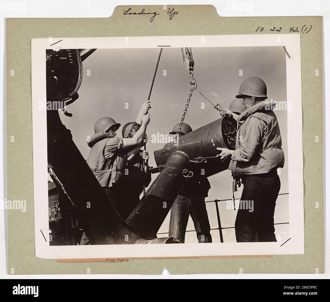 Le guardie costiere caricano una carica di profondità sul loro cutter come parte di un'operazione di sweep nell'Oceano Pacifico. La carica di profondità è un'arma chiave usata per colpire sottomarini durante le operazioni navali. Foto Stock