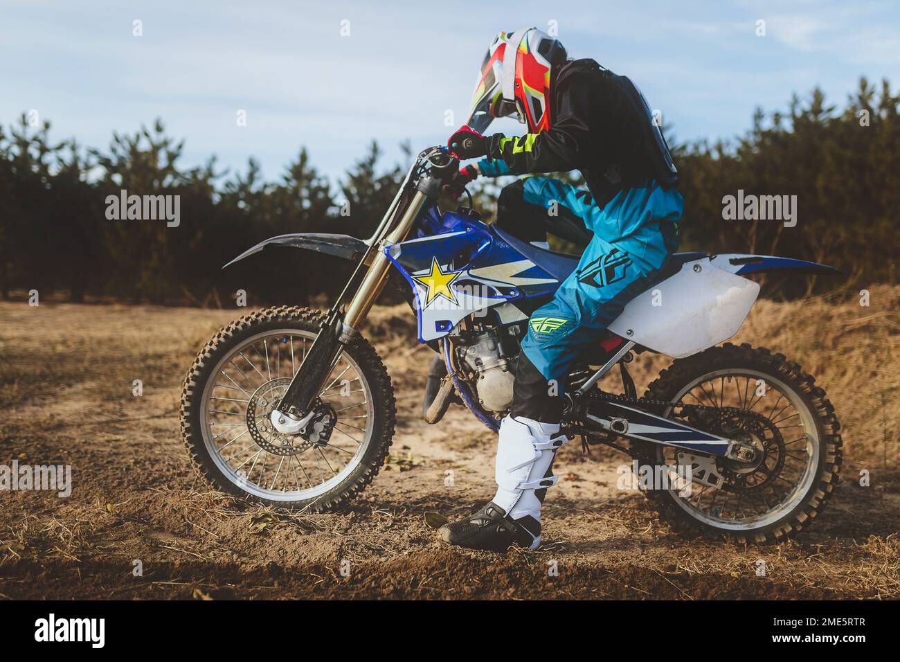 giovane uomo kickstart moto da motocross Foto Stock