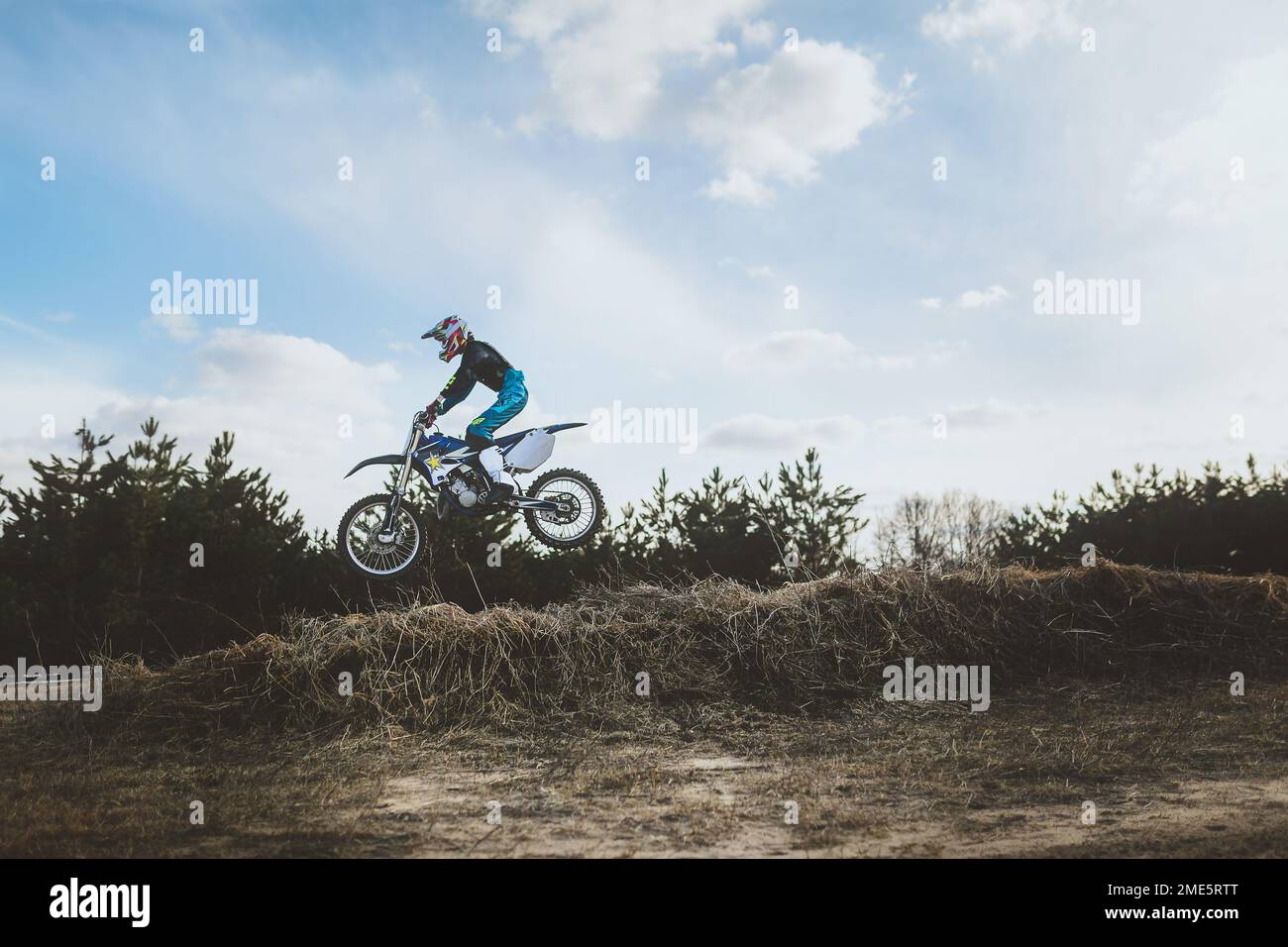 Giovane uomo in aria su Dirt Bike Jump Foto Stock