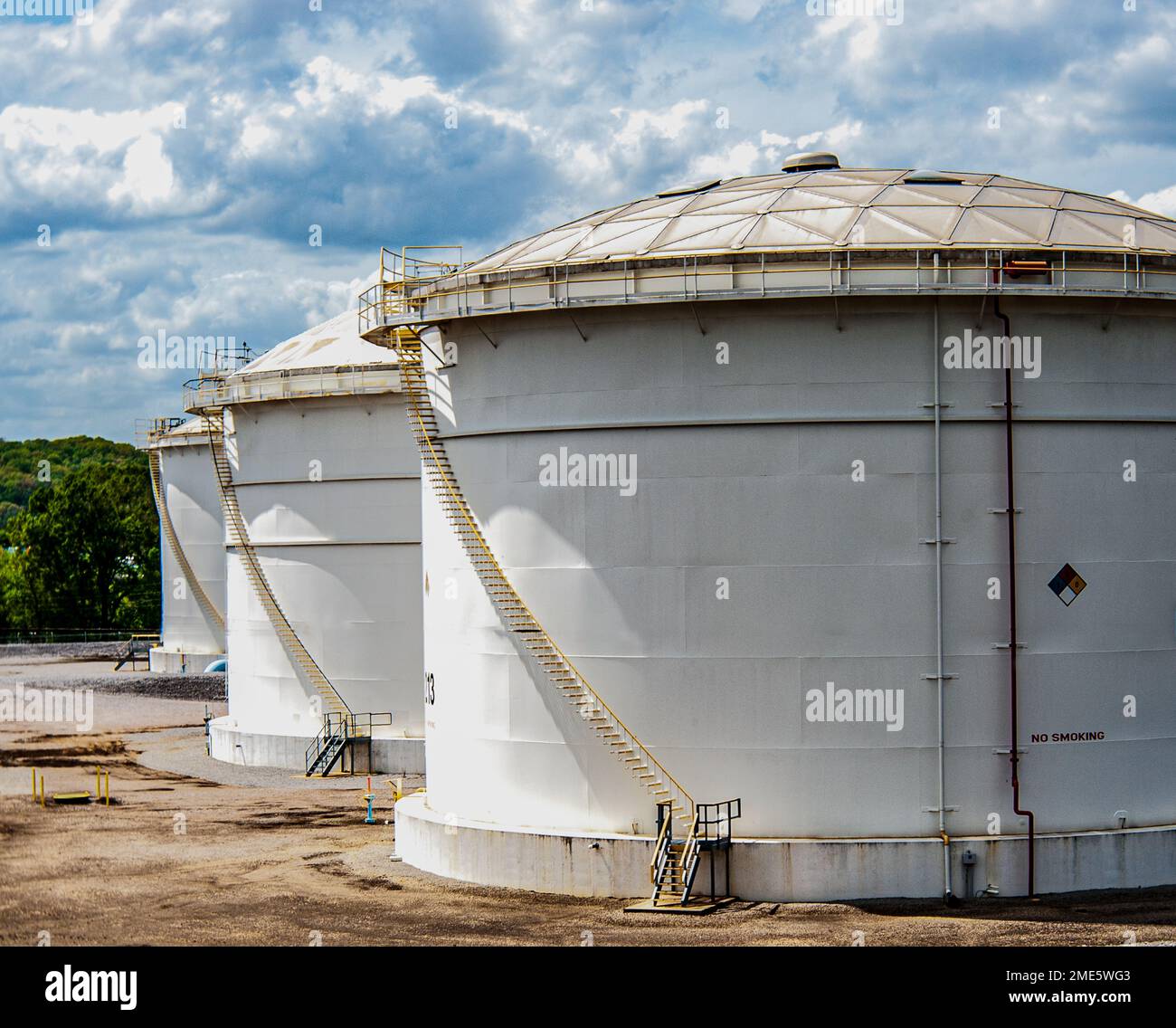 Distillati di olio di petrolio serbatoi di stoccaggio carburante Foto Stock