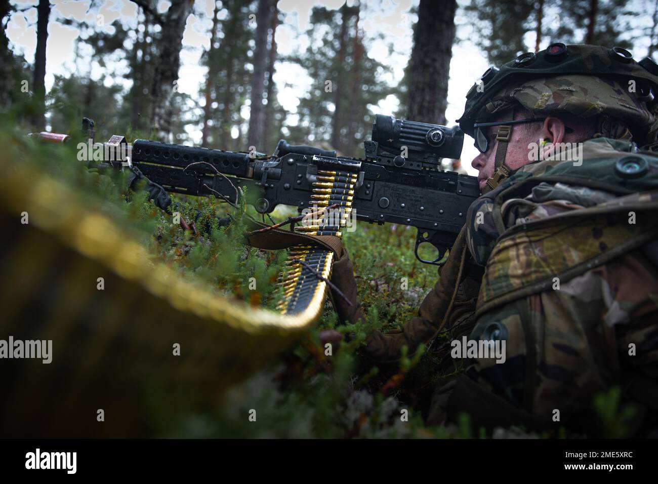 STATI UNITI Gresham Shoultz, scout di cavalleria con il 4th° Squadrone, 10th° Reggimento di cavalleria, 3rd° Armored Brigade Combat Team, 4th° Divisione di Fanteria, conduce la sicurezza perimetrale come parte dell'esercizio di addestramento multinazionale, Vigilant Fox, tenutosi a Niinisalo, Finlandia, il 27 luglio, 2022. Le unità militari ABCT del 3/4, Finish e British si sono formate in Finlandia per rafforzare ulteriormente le relazioni e l'interoperabilità tra le nazioni. Foto Stock