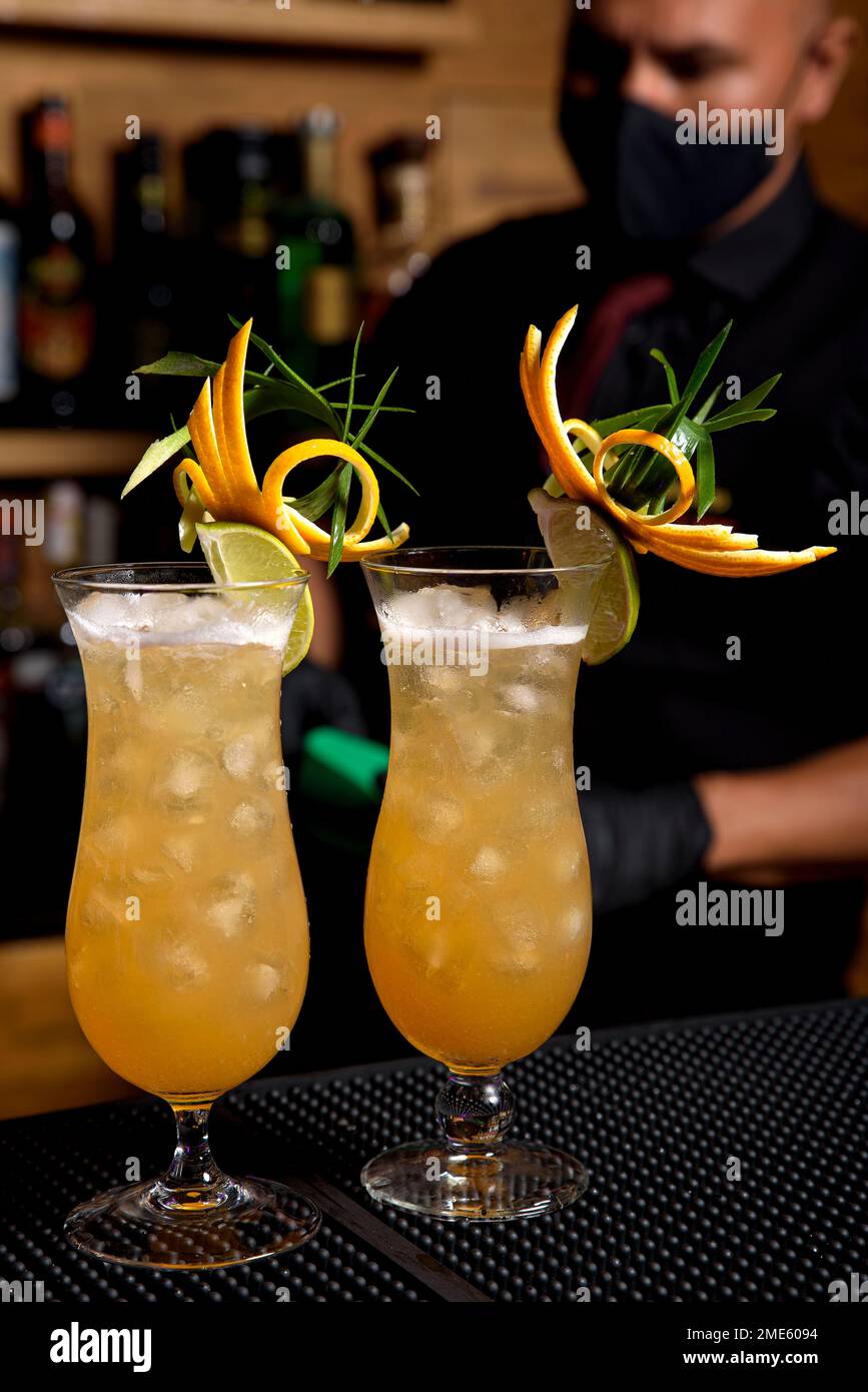 Giovane barista professionista sta preparando un cocktail per i suoi clienti al lavoro. concetto di professione Foto Stock