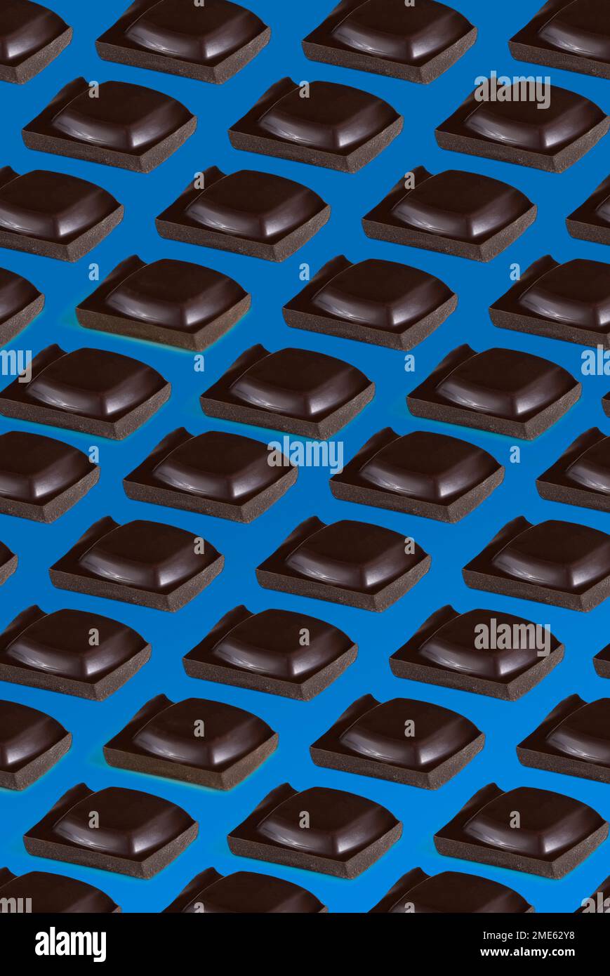 Un pezzo di cioccolato sullo sfondo. Modello al cioccolato. Foto Stock