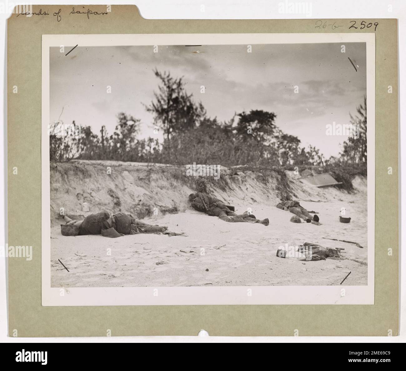 Tre Marines contribuiscono alla cattura di Saipan durante la seconda guerra mondiale. Assalendo le spiagge dalle chiatte da sbarco con equipaggio della Guardia Costiera, affrontano intensi colpi di arma da fuoco giapponesi mentre spingono verso l'interno, con pesanti perdite sostenute nei primi giorni della battaglia. Foto Stock