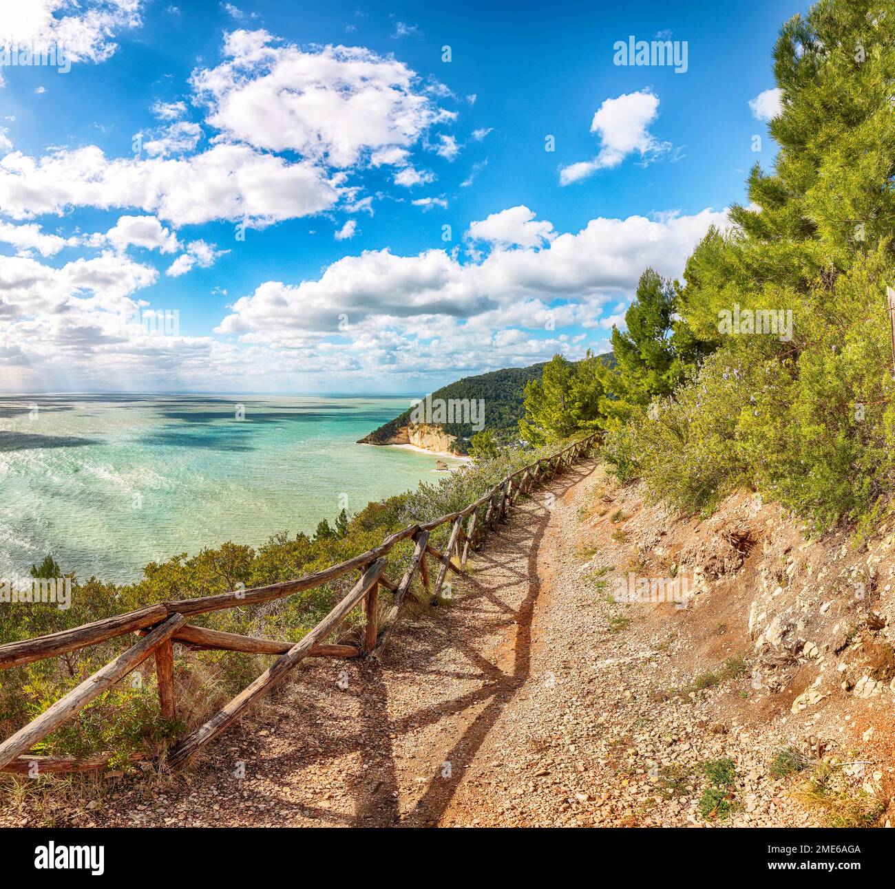 Stupende isolette Faraglioni di Puglia in estate baia mare Adriatico Baia delle Zagare. Mattinata Faraglioni e costa di Mergoli, Vieste Garg Foto Stock