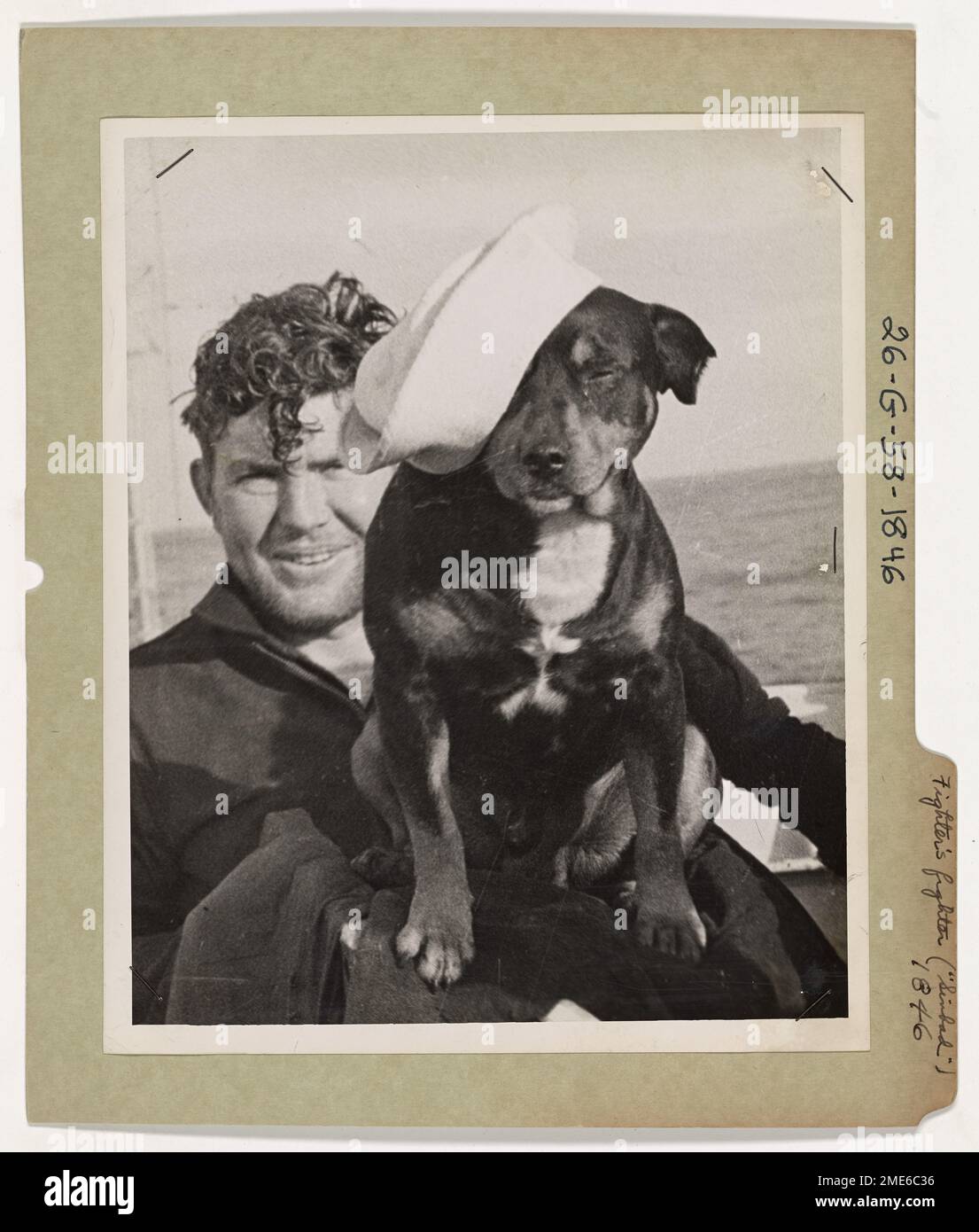 Sinbad, la mascotte della Guardia Costiera degli Stati Uniti Cutter Campbell, è in parte un bulldog, in parte terrier che ha prestato servizio a bordo della nave durante la seconda guerra mondiale. Noto per il suo spirito impavido, Sinbad era presente durante feroci battaglie navali, inclusi scontri con i branchi di U-Boot, e mantenne la sua posizione nel bunk della nave mentre era in servizio, sostenendo la reputazione di combattimento. Foto Stock