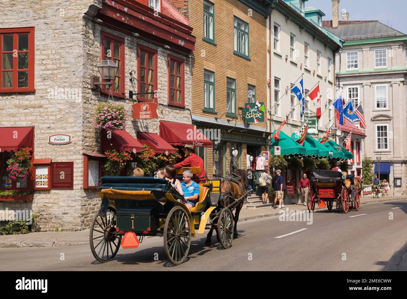 I turisti che cavalcano in carrozza trainata da cavalli lungo Rue Saint-Louis nella zona di Upper Town della Città Vecchia di Quebec in estate, Quebec, Canada. Foto Stock