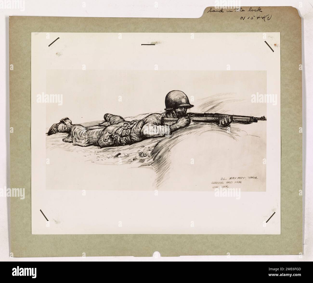 Un guardiano della costa pulisce la sabbia dal suo fucile durante l'invasione di Tarawa. Questa immagine, disegnata dall'artista di combattimento della Guardia Costiera Ken Riley, raffigura le sfide affrontate dai membri del servizio durante l'intensa battaglia, in cui le condizioni di sabbia complicavano le operazioni. Foto Stock