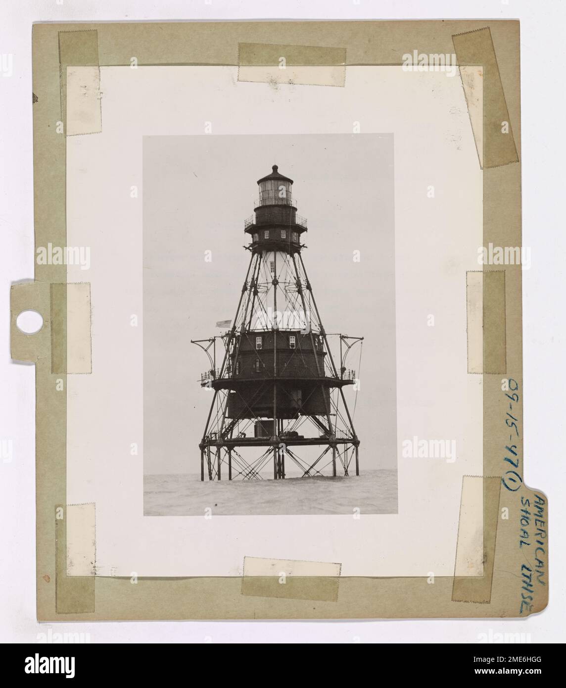 Questa immagine mostra l'American Shoal Lighthouse, situato nello stretto di Florida, che segna un punto di navigazione critico per le navi che attraversano la regione. Il faro è in funzione da anni, garantendo un passaggio sicuro attraverso queste acque insidiose. Foto Stock