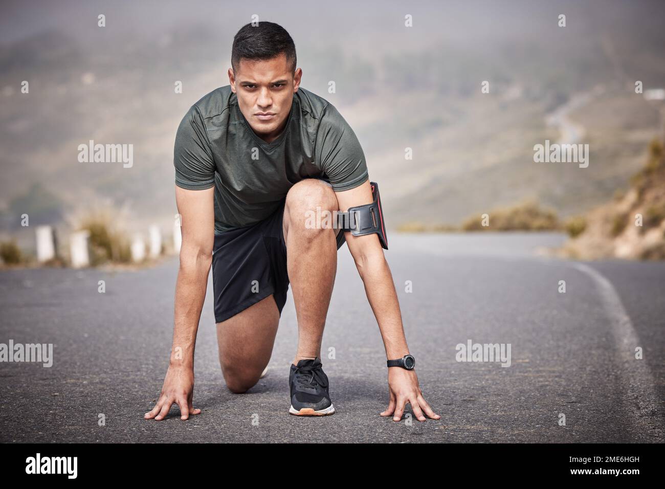 Runner, start e corsa uomo in strada per esercizio cardio, allenamento e fitness urbano in montagna. Persona sportiva, atleta e ragazzo pronto per iniziare a correre Foto Stock